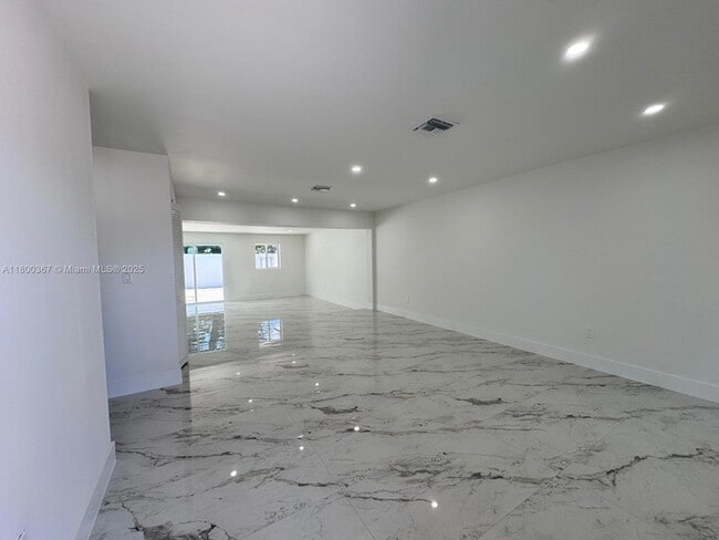 Building Photo - 11000 SW 47th Terrace