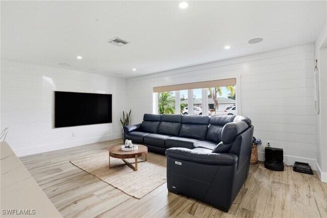 Building Photo - 6163 Plumosa Ave