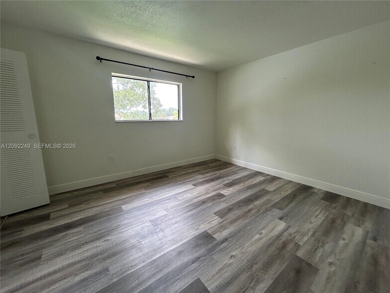 Building Photo - 9472 Palm Cir S