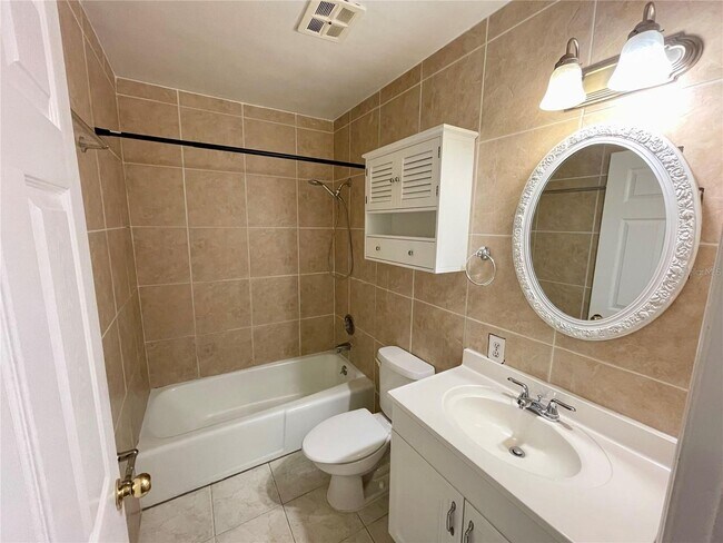 Building Photo - 4/2.5 Condo with beautifully updated kitchen, in Sarasota, location is Ideal!!