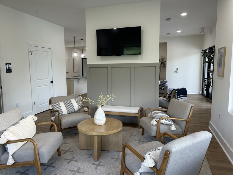 Building Photo - 1445 W Broad St