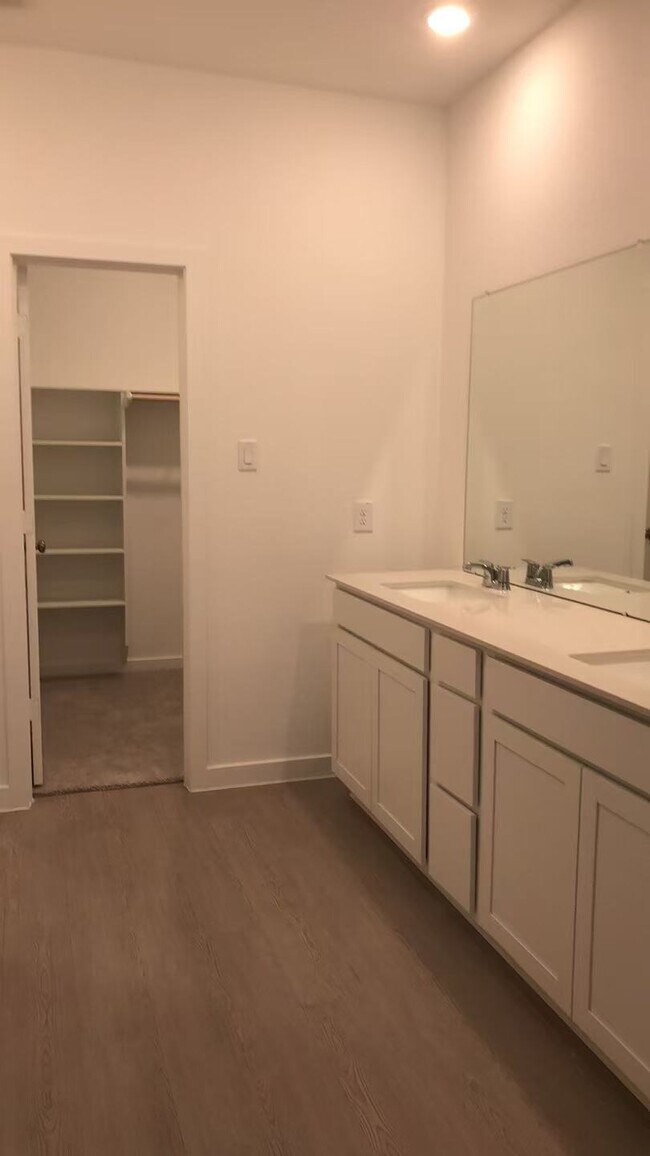 Building Photo - 421 Robin Ct