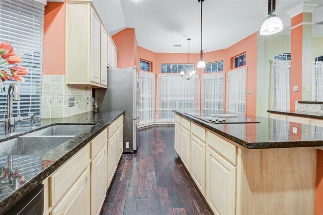 Building Photo - 815 Pointe Loma Dr