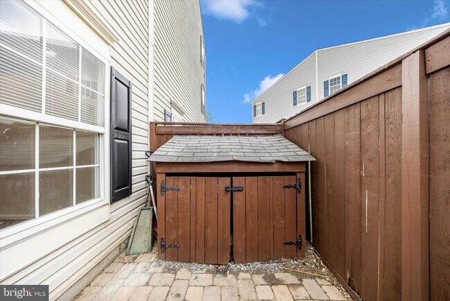 Building Photo - 4960 Clarendon Terrace