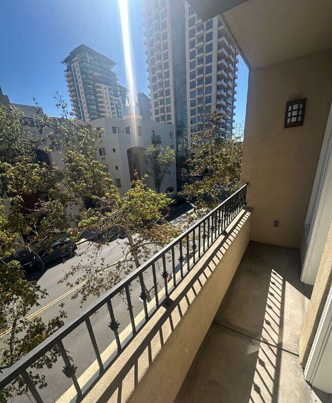 Building Photo - $4,200 - 2 Bed / 2 Bath City Walk Condo in Downtown San Diego
