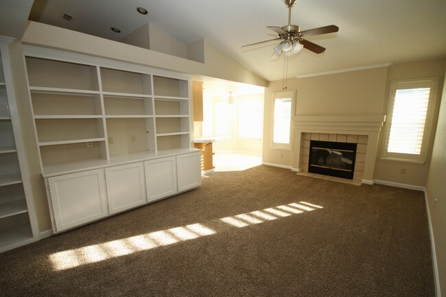 Building Photo - Charming 3Br/2BA/ 1444SF Available Now! Te...