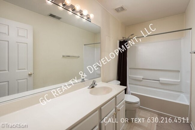 Building Photo - 712 Blossom Ct