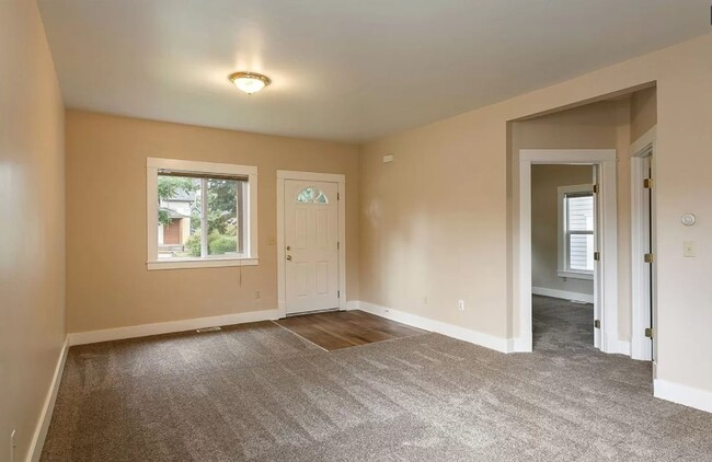 Building Photo - 5 Bedroom, 2 bath available in York Neighb...