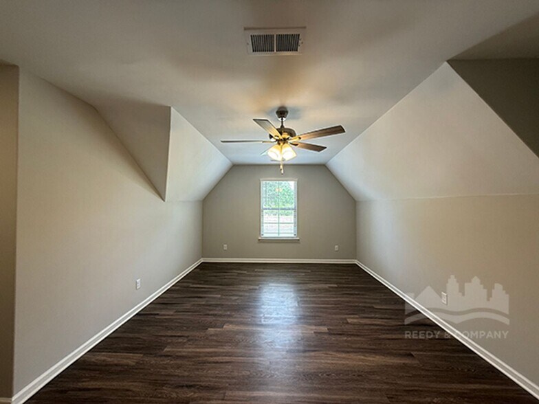 Building Photo - 40 Blue St