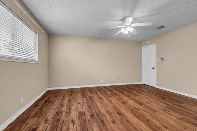 Building Photo - 23826 Farm Hill Dr