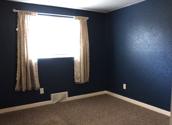 Building Photo - 3 BR/ 1 BA Ranch home in Commerce City!