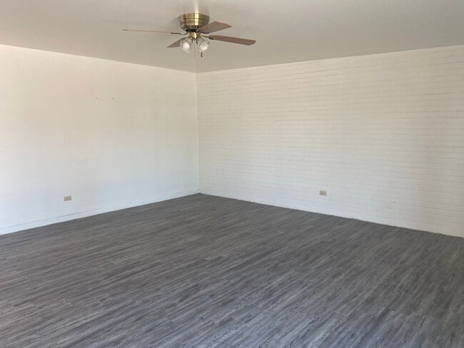 Building Photo - Eastside 3 bed 2 bath - Pool and Garage