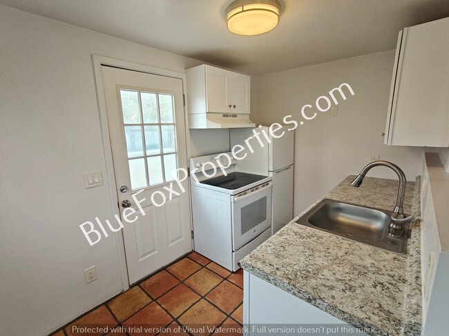 Building Photo - 3401 E Bermuda St