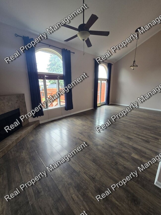 Building Photo - Three Bedroom Townhome