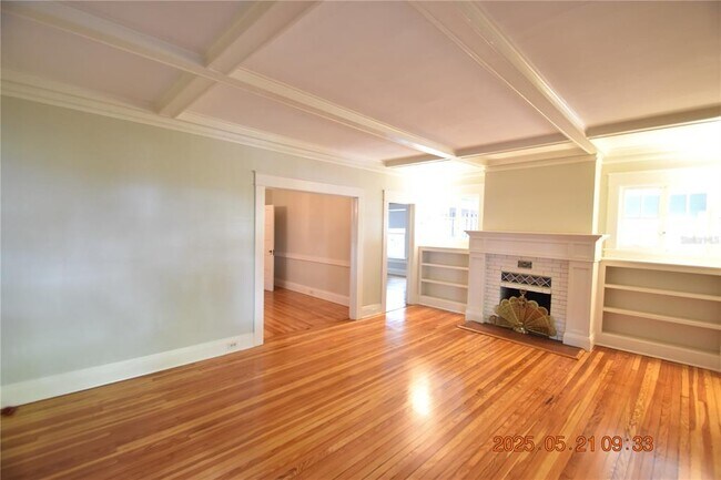 Building Photo - 810 S Packwood Ave