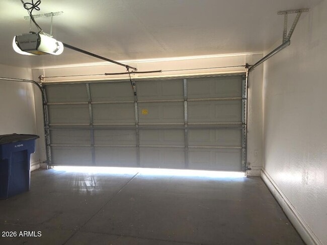 Building Photo - 3334 E Woodside Way