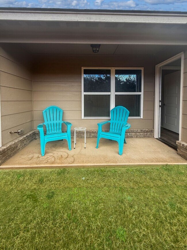 Building Photo - Modern 3-Bedroom Home in Gated Seven Oaks South