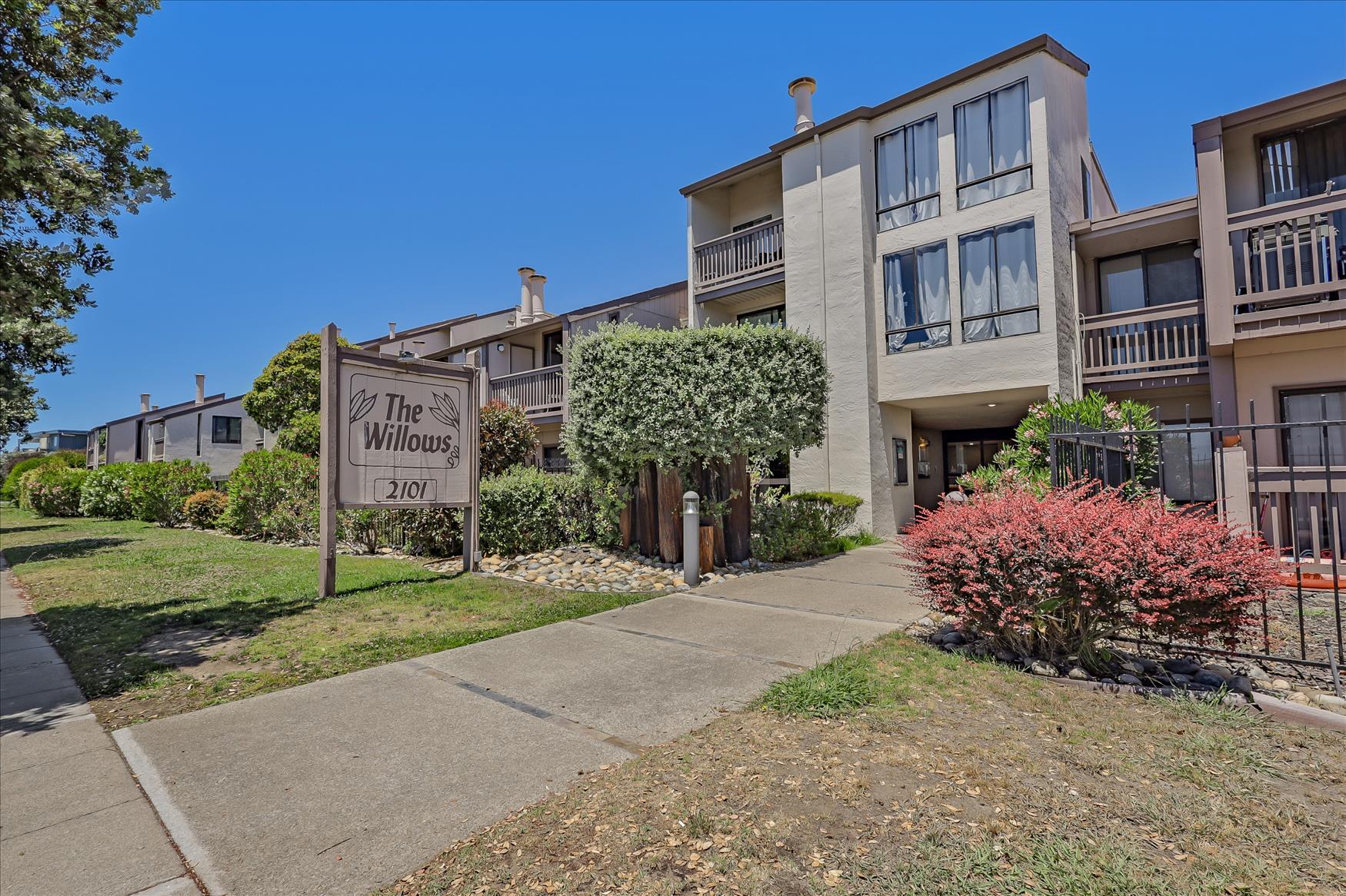 Building Photo - 2101 Shoreline