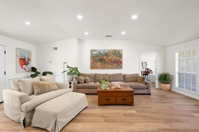 Building Photo - 303 Lakeway Dr