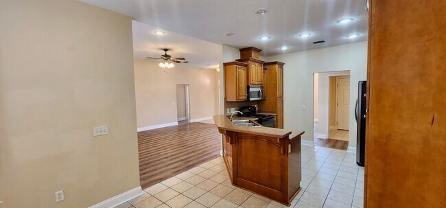 Building Photo - Great Home and Location-Available Now!