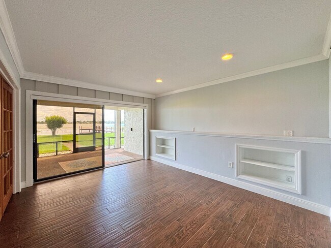 Building Photo - Lake Hartridge Condo - Two Levels with Water Views