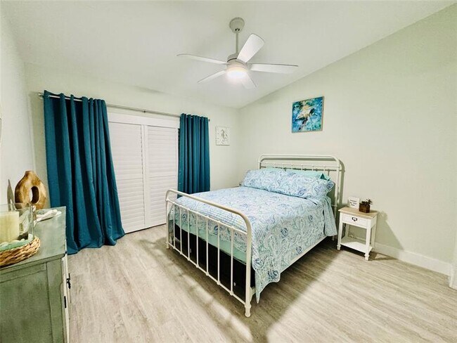 Building Photo - 3216 S Lakeview Cir