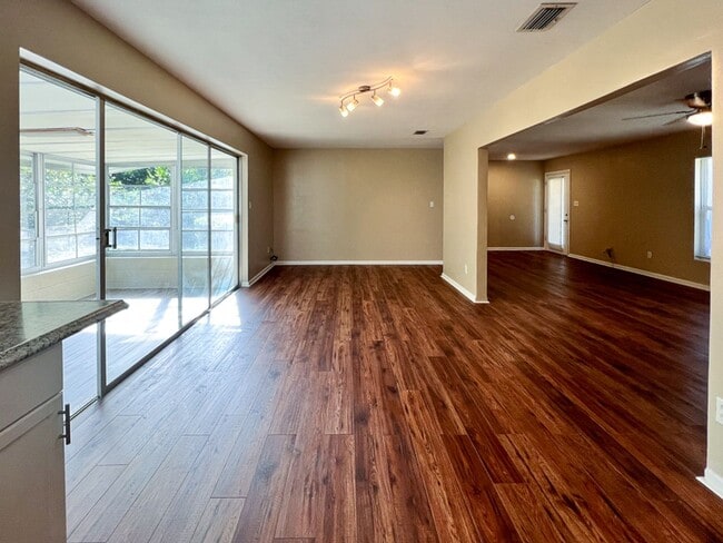 Building Photo - Pet Friendly 3BR/2BA NW Gainesville Home - Available mid-July!