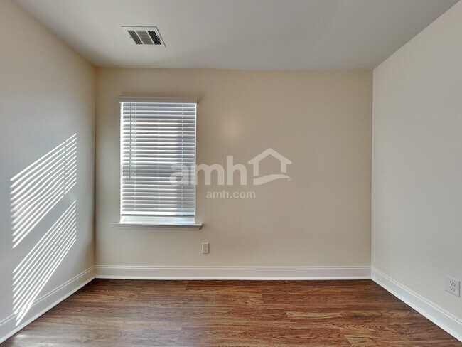 Building Photo - 8 Cherry St