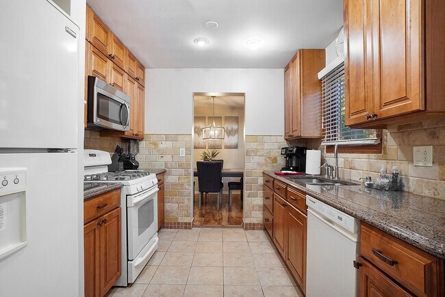 Building Photo - 2323 Woodview Ln