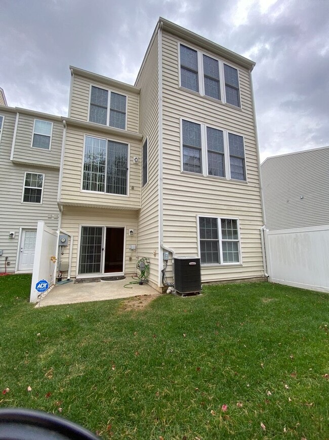 Building Photo - Bright and Spacious End Unit Townhouse in ...