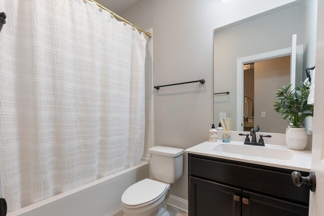 Building Photo - 250 Tanglewood Ln