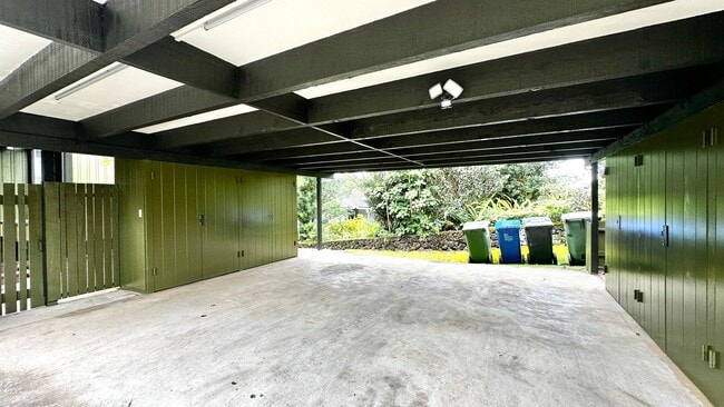 Building Photo - Spacious 3 BED/3 BATH Classic Maunawili Ho...