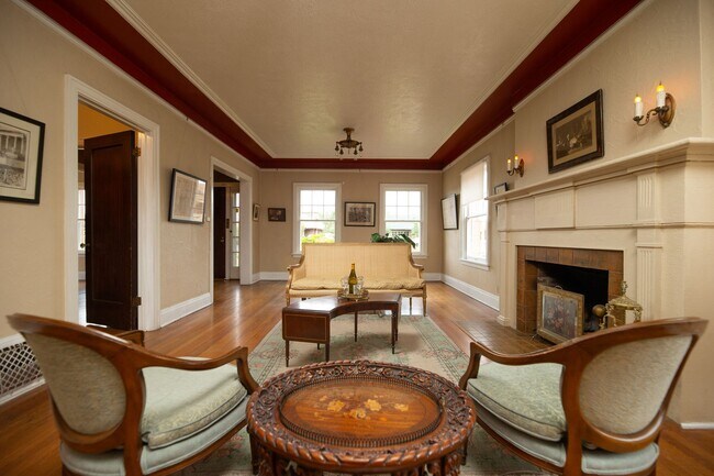 Building Photo - WONDERFUL HISTORIC 5 BED 3 BATH PROPERTY WITH CARRIAGE HOUSE