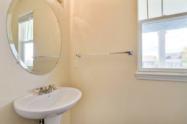 Building Photo - Beautiful 3-Bedroom, 2½-Bath Home with Open Floor Plan in East Fort Collins