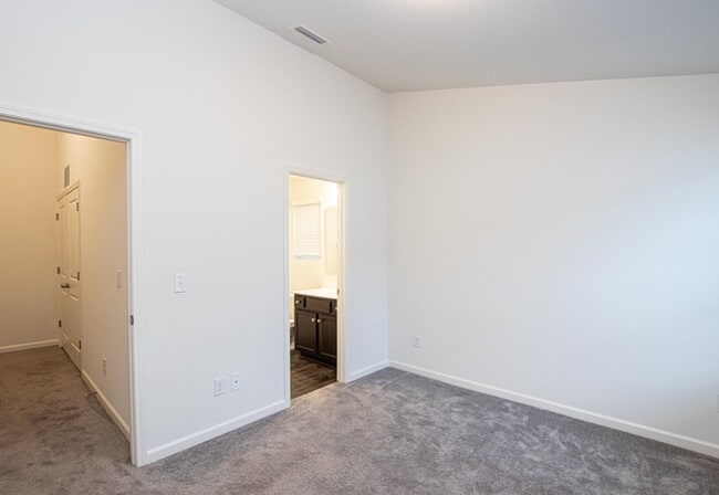 Building Photo - BEAUTIFUL 2 BD Townhome in MIDLAND AVAILABLE DECEMBER 2025