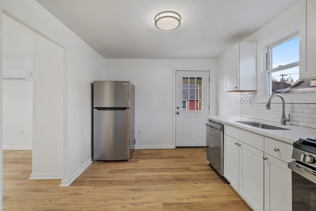 Building Photo - 607 Murray St