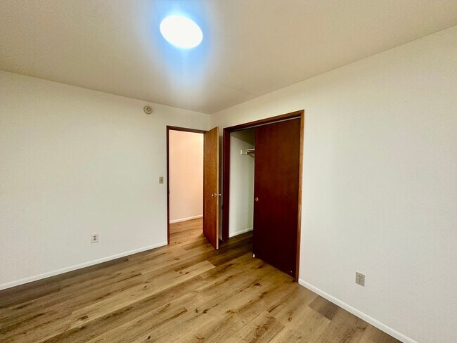 Building Photo - 5425 Glenridge Wy