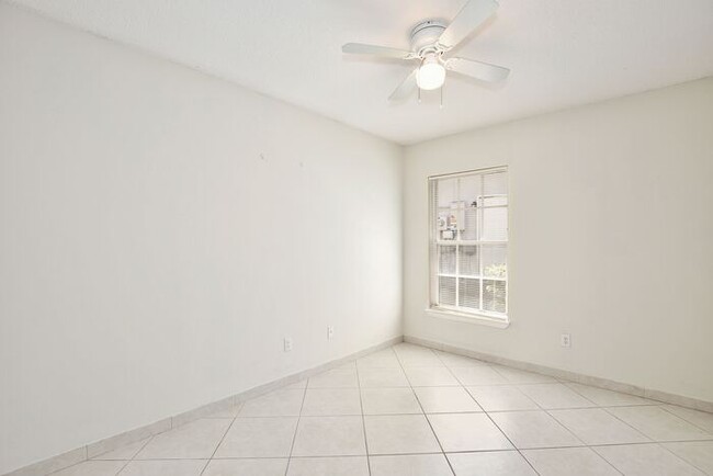 Building Photo - Beautiful 3/2 Spacious Home with a 2 Car G...