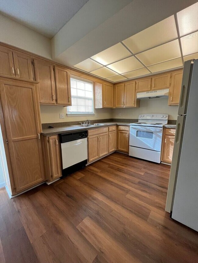 Building Photo - Spacious Townhome in Lee's Summit with Fireplace, Garage, and In-Unit Laundry