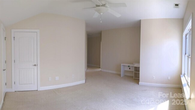 Building Photo - 743 Irish Green Dr
