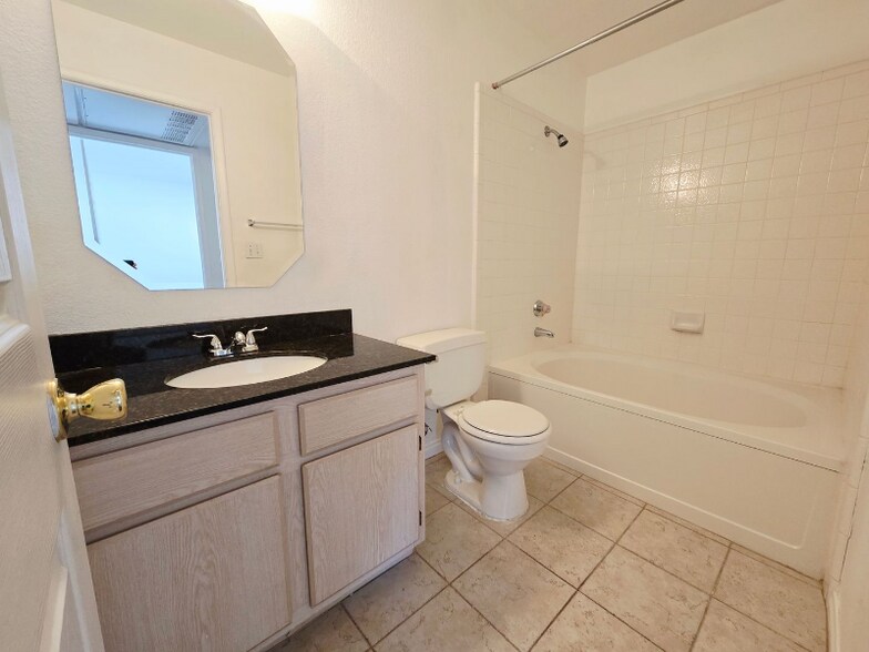 Building Photo - 5211 S Lindell Rd