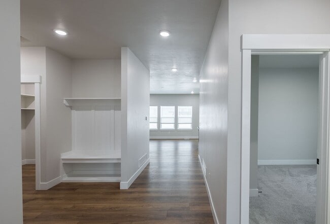 Building Photo - BEAUTIFUL 3 Bed 2 Bath Twin home in Sugar city!