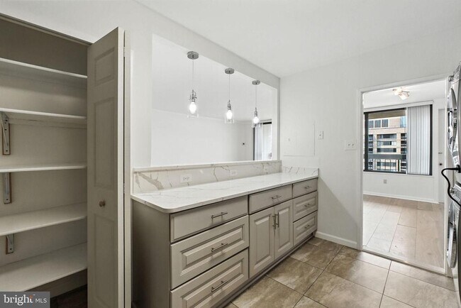 Building Photo - 3705 S George Mason Dr