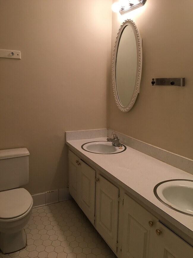 Building Photo - Spacious 3BR/2BA