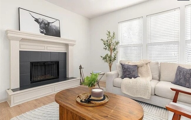 Building Photo - Spacious and Elegant 4 BR 4 BA Home in Olathe!