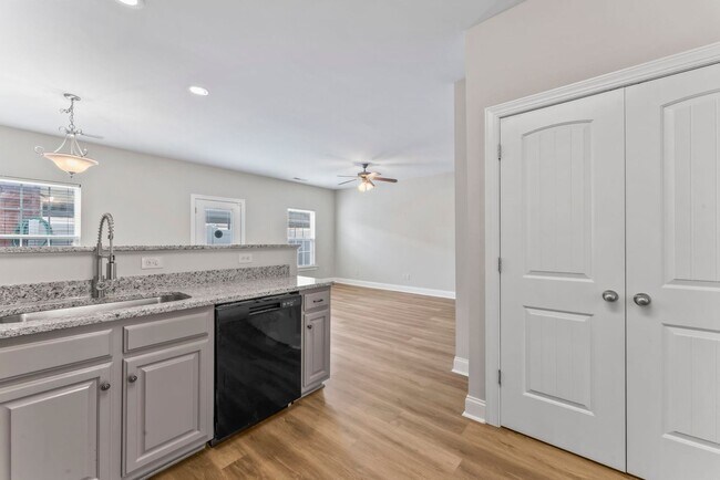 Building Photo - Spacious Townhome in Siegel School Zone – 2 Private Suites & Open Floor Plan!