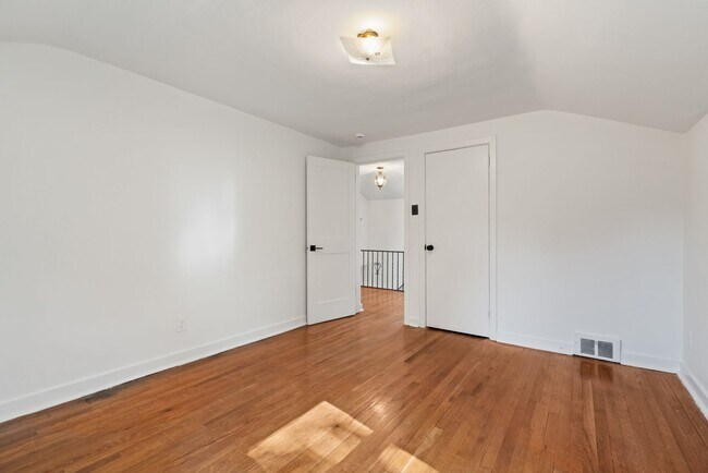 Building Photo - Newly Renovated 3Bd/1.5 Bath Home -- Avail...