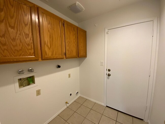 Building Photo - 3 Bedroom Single Story Home Available Near...