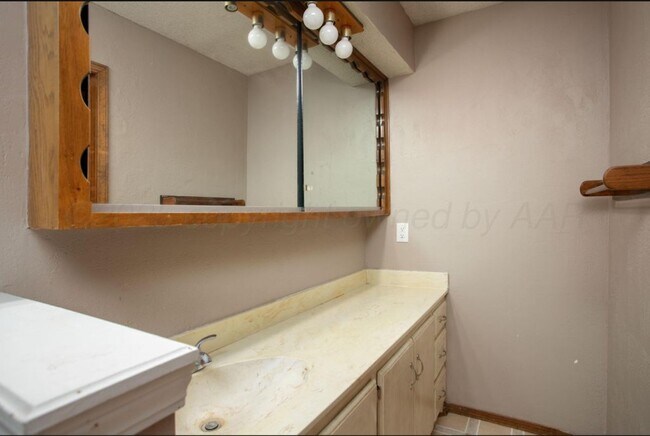 Building Photo - 5106 Azalea Ave