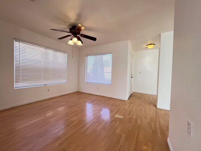 Building Photo - Stunning 5 bedroom, 2.5 bathroom home